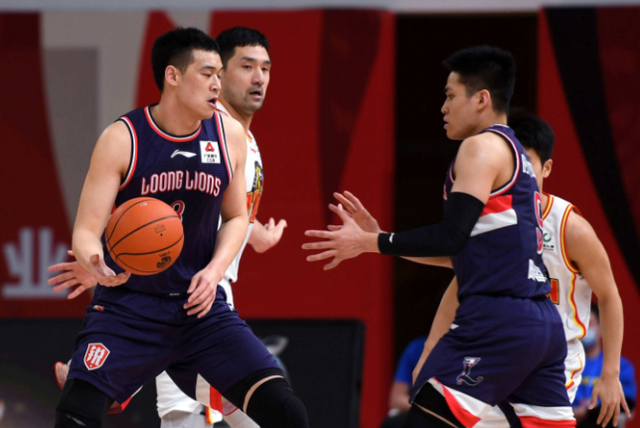 包含CBA常规赛窗口期走向成谜，多特蒙德防线松动，气氛紧张，高层口径保持一致的词条