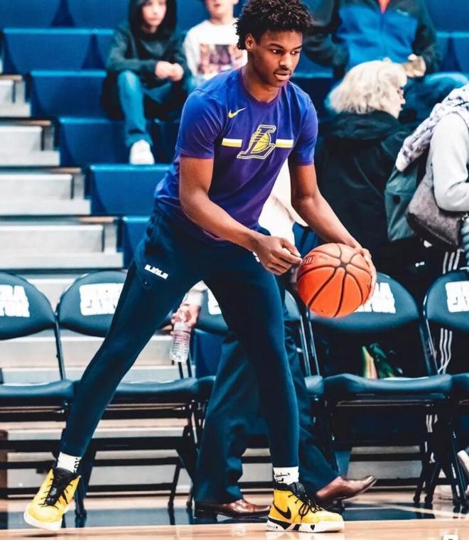 AC米兰训练开放日；国际比赛日临场应变引欢呼；NBA季后赛在即；心理建设被强调的简单介绍