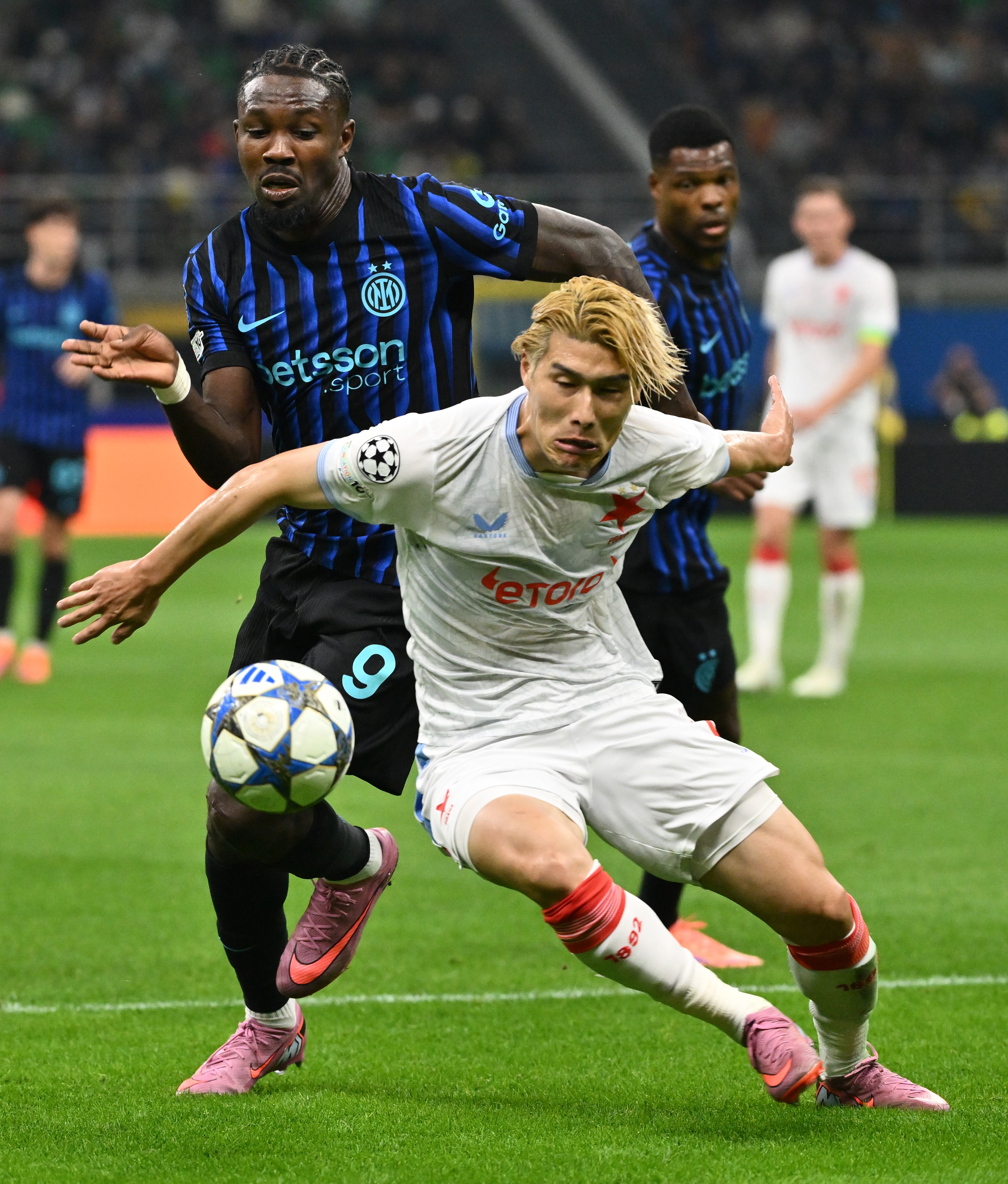 国际米兰迎葡超关键赛；赛后临场应变；气氛紧张；赛季目标并未改变的简单介绍